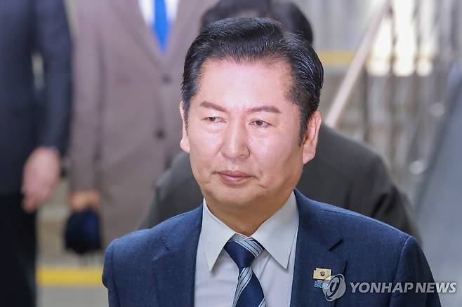 의원총회 참석하는 민주당 정청래 대표 (서울=연합뉴스) 신현우 기자 = 더불어민주당 정청래 대표가 22일 국회에서 열린 정책 의원총회에 참석하고 있다. 2026.1.22 nowwego@yna.co.kr