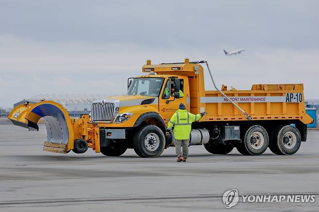 '겨울폭풍' 대비한 공항 제설장비 [EPA 연합뉴스]