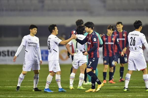 수원시에 연고를 둔 프로축구 구단 수원삼성과 수원FC가 수원종합운동장에서 ‘수원더비’를 펼치고 있다. /수원시 제공