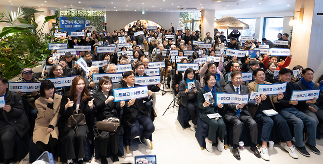 지난 24일 용인시 처인구 정그리다 카페에서 열린 현근택 변호사(앞줄 왼쪽 네 번째)의 출판기념회에서 참석자들이 기념 촬영을 하고 있다. 사진=현근택 변호사