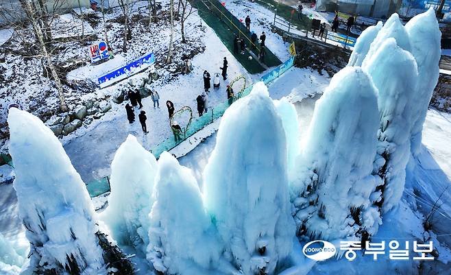 수도권 지역에 한파경보가 내려진 25일 오후 포천시 이동면 백운계곡 일원에서 열린 '포천백운계곡 동장군축제'에서 시민들이 거대한 빙벽을 감상하며 즐거운 시간을 보내고 있다. 김경민기자