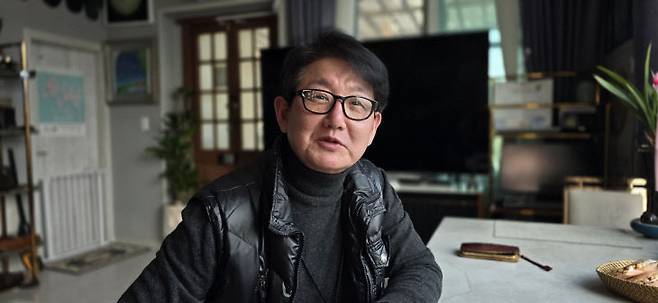 경기도 가평군 청평면 경춘로에 위치한 김중식 아트센터 자택에서 만난 김중식 작가. 김 작가의 갤러리는 유명산 자락, 북한강이 흐르는 산꼭대기 전망좋은 자리에 위치해 있다.                                                                                                                                                          사진 한성일 기자