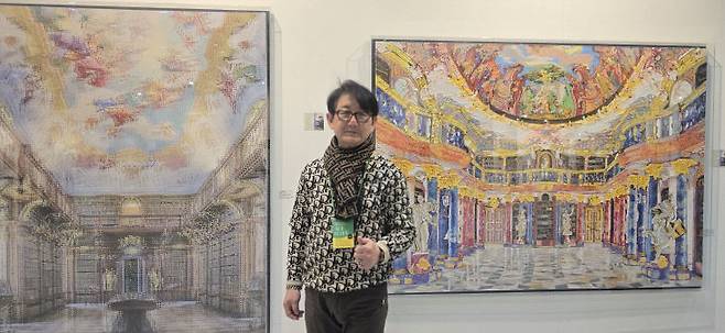 서울 코엑스에서 열린 아트페스타에서 김중식 작가 작품 앞에 선 김중식 작가.                         사진 한성일 기자