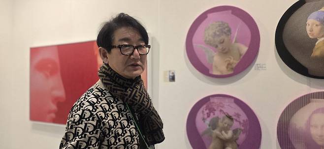 서울 코엑스에서 열린 아트페스타에서 김중식 작가 작품 앞에 선 김중식 작가.                         사진 한성일 기자