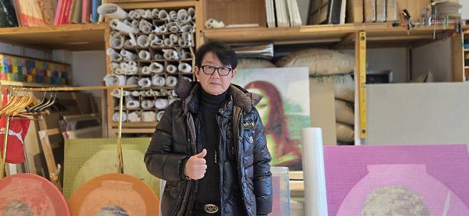 김중식 아트센터 작업실에서 김중식 작가.                                                                                                          사진 한성일 기자