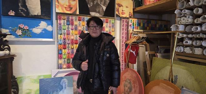 김중식 아트센터 작업실에서 김중식 작가.                                                                                                                                                   사진    한성일 기자