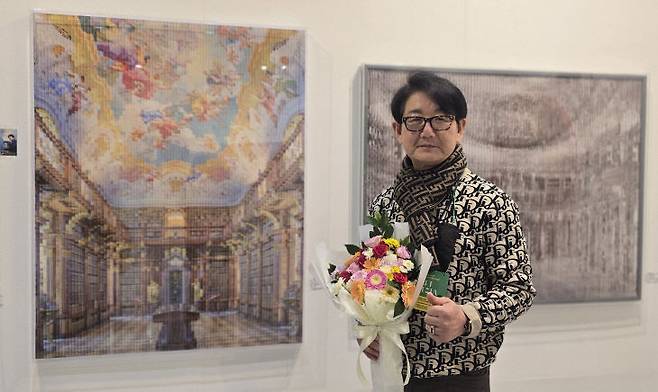 서울 코엑스 아트페스타에서 전시중인 김중식 작가.                                         사진 한성일 기자