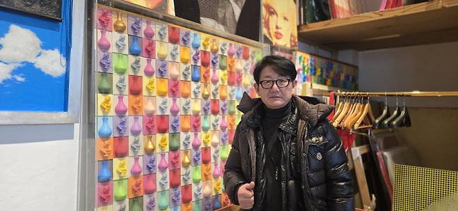 김중식 작가의 작업실이 위치한 경기도 가평군 김중식 아트센터에서 김중식 작가.                                         사진 한성일 기자