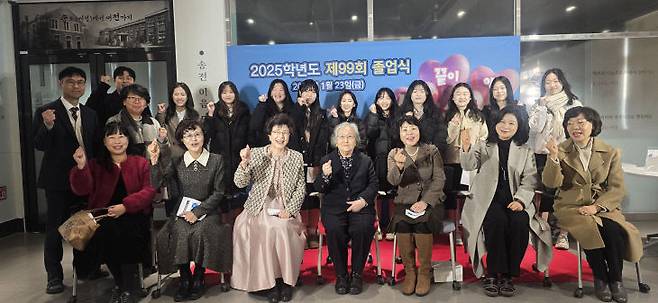 2026 새출발.새희망 호수돈여고 졸업생 대표와 호수돈총동문회(회장 윤원옥) 임원들과의 간담회가 1월23일 오전 9시10분 호수돈여고 도서관에서 열렸다.