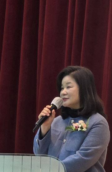 김경미 교장이 인사말하고 있다.