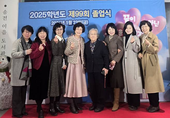 호수돈여고 교정 내  포토존에서 호수돈총동문회 임원들이 함께 기념사진을 찍고 있다. 사진 왼쪽부터 호수돈여고총동문회 권부남 총무, 한성일 홍보국장, 박종순 수석부회장, 성수자 고문, 임유덕 고문, 윤원옥 회장, 김경미 교장, 김용애 사무국장.