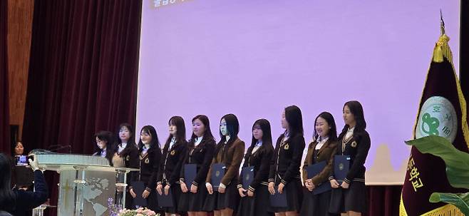 호수돈여고 각 반 졸업생 대표들이 인사하고 있다.