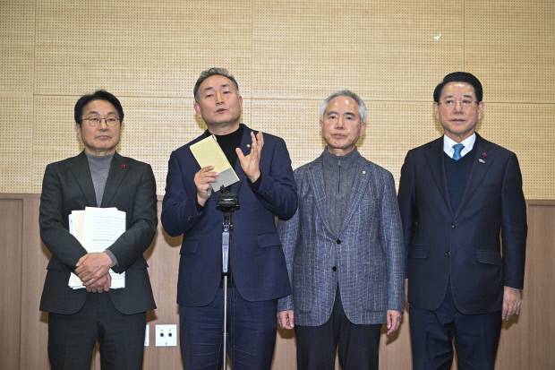 강기정(왼쪽부터) 광주시장, 광주전남 행정통합 특별위원회 김원이·양부남 공동위원장, 김영록 전남지사가 25일 오후 광주 김대중 컨벤션센터에서 열린 ‘광주·전남 행정통합 특별법 검토 간담회’를 마치고 합의안에 대해 설명하고 있다.   /김진수 기자 jeans@kwangju.co.kr