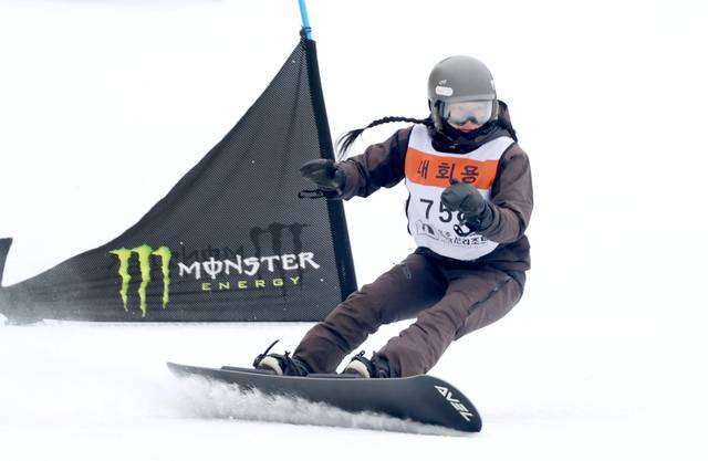 2026 전북일보배 스키·스노보드 대회 2일차인 지난 23일 무주 덕유산리조트 스키장 파노라마 슬로프에서 스노보드 부문에 참가한 선수가 설원을 질주하며 기문을 통과하고 있다. /조현욱 기자