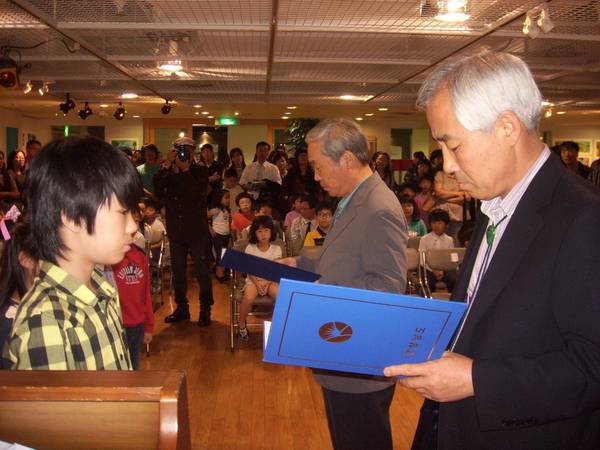 2009년 열린 무학화가협회 '제31회 경상남도 농어촌학생 미술공모전' 시상식 모습. 오창성(앞줄 오른쪽) ㈔괴암김주석기념사업회 부이사장이 시상하고 있다. /무학화가협회