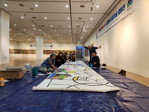 지난해 11월 마산 3.15아트홀 제2전시실에서 이 열렸다. 오창성(왼쪽 셋째) ㈔괴암김주석기념사업회 부이사장도 참여했다. /경남도민일보 DB