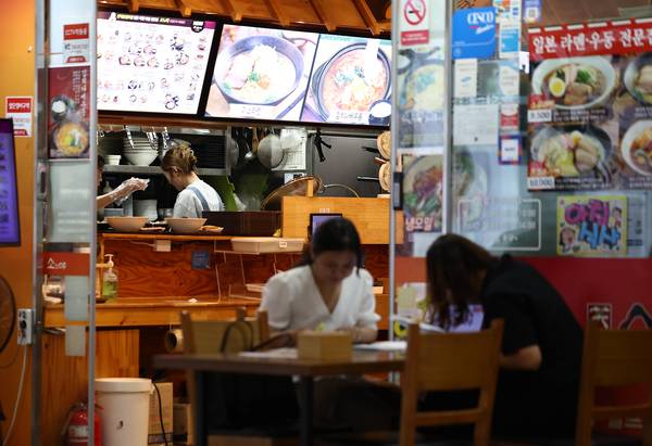 한 식당에서 손님들이 식사를 하고 있다. /연합뉴스