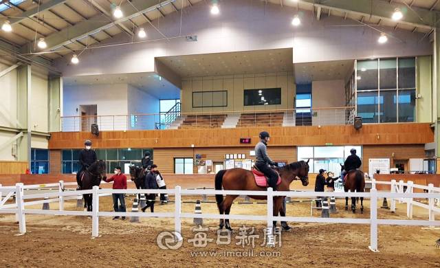 영천 운주산승마조련센터내 실내 승마장 모습. 매일신문DB