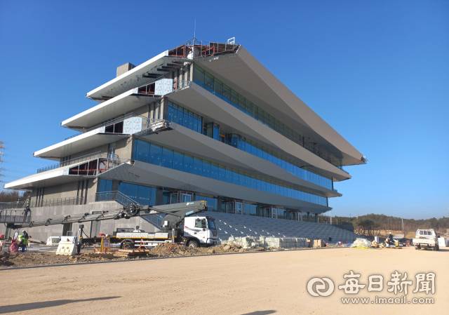 영천경마공원 관람대 공사 현장. 강선일기자