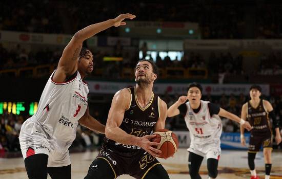 25일 창원체육관에서 열린 2025-2026 LG전자 프로농구 정규리그 창원 LG와 안양 정관장의 경기에서 LG 아셈 마레이가 공격을 공격을 하고 있다. 연합뉴스