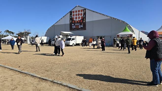 ▲ 상주시의 대표 축제인 2026 상주곶감축제가 태평성대 경상감영공원에서 23일 개막식을 시작으로 3일간 개최됐다. 사진은 24일 강추위 속에서도 방문객이 가장 많이 찾은 메인 축제장 모습. 김범진 기자