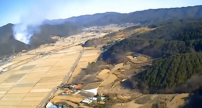 ▲ 25일 오후 1시 33분께 경주시 산내면 외칠리 야산에서 산불이 발생해 소방당국이 헬기와 인력을 동원해 진화 작업을 벌이고 있다. 경북소방본부