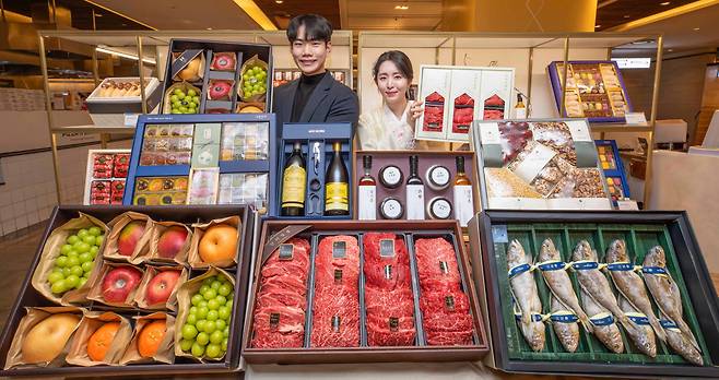 서울 강남구 현대백화점 무역센터점에서 직원들이 2026년 설 선물세트 주요 상품들을 소개하고 있다.(사진제공=현대백화점)