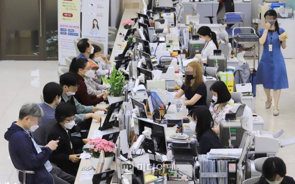 지난해 4분기 금융권 퇴직연금 원리금비보장 상품의 수익률이 업권·제도에 따라 천차만별로 나뉘었다. 가장 많은 적립금(원리금비보장)을 운용 중인 증권업계에서는 KB증권이 제도별로 높은 수익률을 고루 거두며 눈길을 끌었다. 아울러 은행권에서는 NH농협은행이, 보험업권에서는 교보생명보험이 각각 높은 수익률을 기록했다./사진=미디어펜 김상문 기자