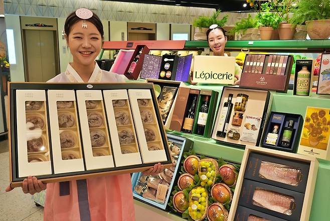 롯데백화점 잠실점 지하1층 식품관에서 모델들이 2026 설 선물세트를 홍보하고 있다. [사진=롯데백화점]