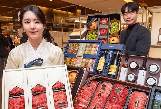 모델들이 현대백화점에서 판매될 2026년 설 선물세트를 소개하고 있다. [사진=현대백화점]