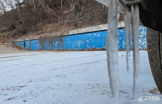 영하의 날씨에 고드름이 맺힌 차량 모습 ⓒ투데이신문