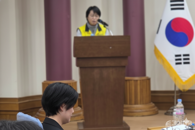 지난 21일 국회에서 열린 홈플러스 좌담회에서 홈플러스 조주연 대표(앞쪽)가 생각에 잠겨 있다. 뒤편 연단에서는 마트산업노동조합 홈플러스 지부 안수용 지부장이 노동자 생존권 보장을 촉구하는 발언을 하고 있다.