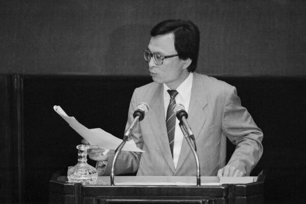 1990년 6월 당시 지낸 평화민주당 의원 시절 이해찬 민주평통 수석부의장이 국회 본회의에서 대정부 질의를 펼치는 모습. 연합뉴스 자료사진