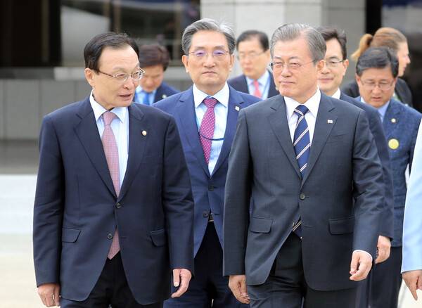 문재인 대통령이 9일 오후 서울공항에서 더불어민주당 이해찬 대표, 노영민 비서실장 등 환송인사와 이동하고 있다. 문 대통령은 6박 8일 일정으로 핀란드·노르웨이·스웨덴 등 북유럽 3국을 국빈방문 한다. 2019.6.9. 연합뉴스 자료사진