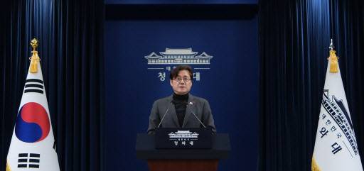 홍익표 정무수석이 25일 청와대 춘추관에서 이재명 대통령의 이혜훈 기획예산처 장관 후보자에 대한 지명철회 브리핑을 하고 있다. (사진=연합뉴스)