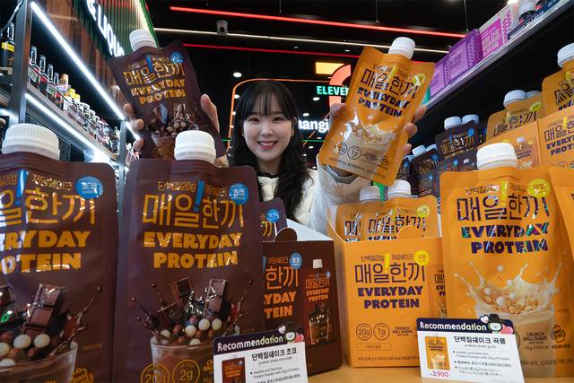편의점에도 단백질 함량을 강조하는 단백질 쉐이크, 간식 등이 유행 중이다. 사진=세븐일레븐