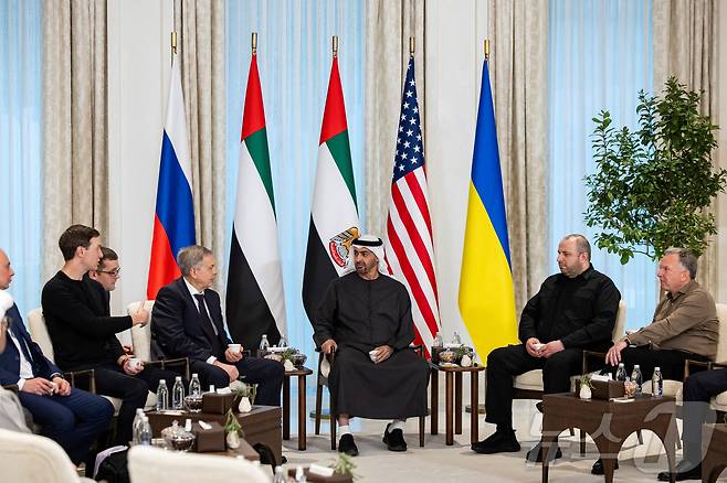 23일(현지시간) 미국과 우크라이나, 러시아 대표단과 무함마드 빈 자이드 알 나흐얀 아랍에미리트(UAE) 대통령이 아부다비에서 회담을 갖고 있다. 왼쪽부터 도널드 트럼프 미국 대통령의 사위인 재러드 쿠슈너, 이고르 코스튜코프 러시아군 정보총국(GRU) 국장, 나흐얀 대통령, 루스템 우메로우 우크라이나 국가안보국방위원회 서기, 스티브 위트코프 미국 특사. 2026.01.23 ⓒ 로이터=뉴스1 ⓒ News1 김지완 기자