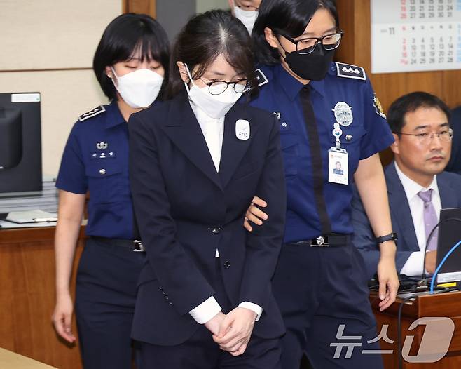 김건희 여사가 특정범죄가중처벌법상 알선수재 및 자본시장법·정치자금법 위반 등 사건 재판에 출석하고 있다. 2025.9.24/뉴스1 ⓒ News1 사진공동취재단