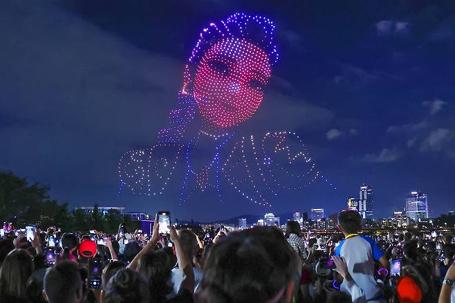 7일 오후 서울 광진구 뚝섬한강공원에서 열린 '2025 한강 불빛 공연(드론 라이트쇼)'에서 1,200여 대의 드론이 '케이팝데몬헌터스(케데헌)' 캐릭터들의 모습을 이루며 밤하늘을 수놓고 있다. 2025.9.7/뉴스1 ⓒ News1 구윤성 기자