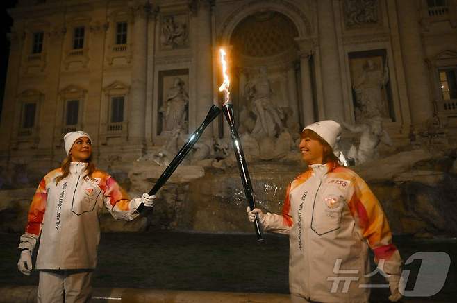 이탈리아에서 진행 중인 2026 밀라노·코르티나담페초 동계 올림픽 성화 봉송. ⓒ AFP=뉴스1