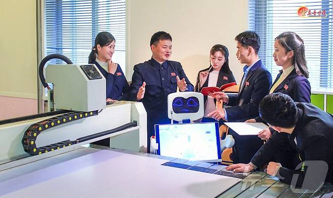 (평양 노동신문=뉴스1) = 북한 노동당 기관지 노동신문은 21일 평양교원대학이 "현대 교육과학과 기술을 결합한 새 교수 방법들과 교수 수단들을 적극 창조·도입하는데 선구자적 역할을 수행하고 있다＂라고 보도했다. [국내에서만 사용가능. 재배포 금지. DB 금지. For Use Only in the Republic of Korea. Redistribution Prohibited] rodongphoto@news1.kr