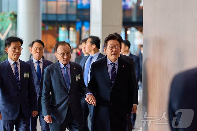 이재명 대통령과 이해찬 민주평화통일자문회의 수석부의장이 지난해 12월 2일 경기 고양시 킨텍스에서 열린 제22기 민주평화통일자문회의 출범회의에 참석하고 있다. (대통령실 제공. 재판매 및 DB 금지) 2025.12.2/뉴스1 ⓒ News1 이재명 기자