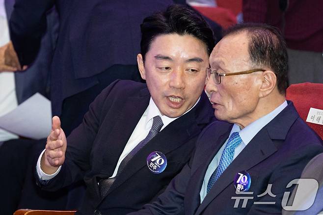강훈식 대통령 비서실장과 이해찬 더불어민주당 상임고문이 지난해 9월 19일 서울 여의도 국회 의원회관에서 열린 더불어민주당 창당 70주년 기념식에서 대화하고 있다. 2025.9.19/뉴스1 ⓒ News1 유승관 기자