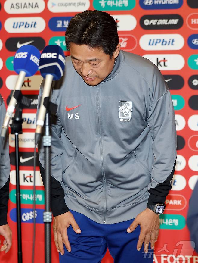 이민성 대한민국 23세 이하(U-23) 축구 대표팀 감독이 25일 오후 인천국제공항을 통해 귀국 후 인터뷰를 마친 뒤 고개 숙여 인사하고 있다. 이민성 감독이 이끄는 축구 대표팀은 김상식 감독의 베트남에 승부차기 끝에 충격적인 패배를 당하며 아시아축구연맹(AFC) U-23 아시안컵을 4위로 마감했다. 2026.1.25/뉴스1 ⓒ News1 김진환 기자