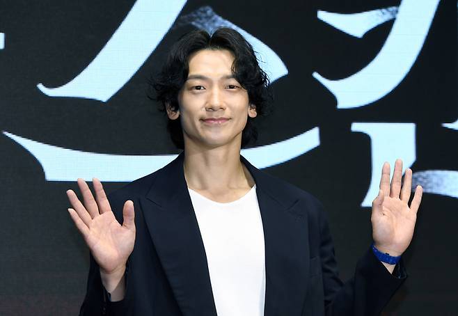 “왜 춤 안 춰요?” 비, 콘서트서 청각장애 팬 지목했다가 ‘진땀’ 사과