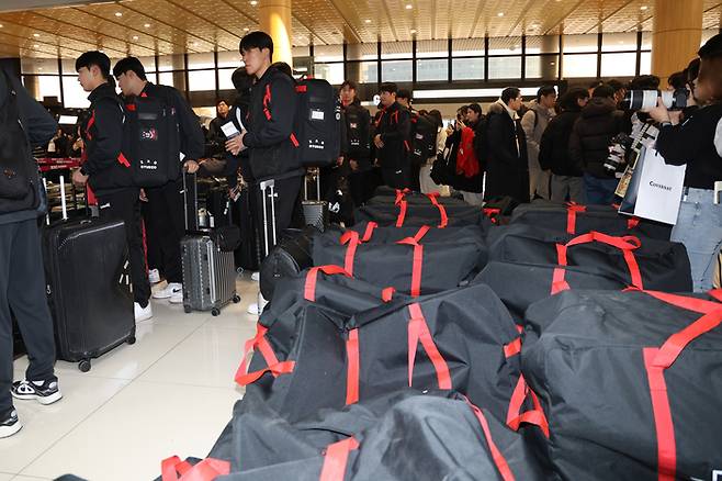 KIA 선수단이 23일 2026 스프링캠프를 위해 김포국제공항에서 출국하고 있다. 사진 | KIA 타이거즈