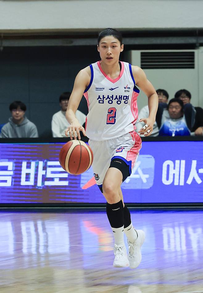 이해란이 드리블을 하고 있다. 사진 | WKBL