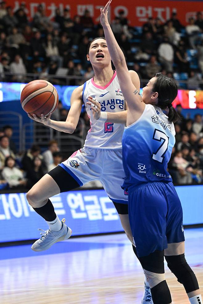 이해란이 돌파를 시도하고 있다. 사진 | 연합뉴스