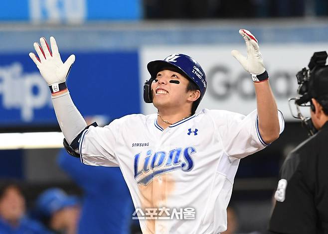 삼성 김영웅이 22일 대구삼성라이온즈파크에서 열린 2025 KBO리그 한화와 플레이오프 4차전 7회말 1사 1-2루 상황에서 한화 한승혁을 상대로 동점 3점 홈런을 치고 기뻐하고 있다. 6회에 이은 김영웅의 연타석 3점 홈런. 대구 | 박진업 기자 upandup@sportsseoul.com