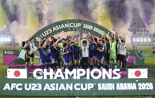 일본 U-23 축구대표팀이 25일 사우디아라비아 제다의 프린스 압둘라 알파이살 스포츠 시티 스타디움에서 열린 2026 AFC U-23 아시안컵 결승에서 중국을 4-0으로 대파한 뒤 우승 시상식에서 세리머니하고 있다. 사진 | 제다=신화연합뉴스